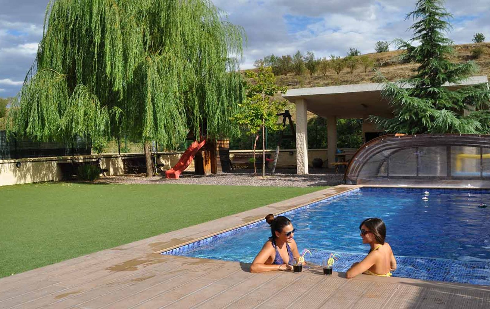 Casa rural spa Cuenca piscina y jardín