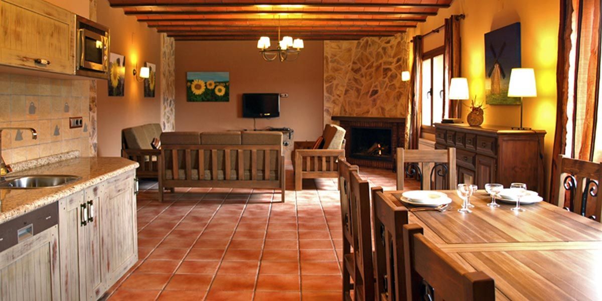 Casa rural en Cuenca cocina comedor